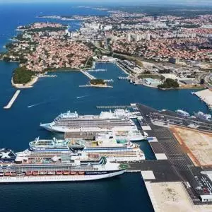 Three megacruisers with seven thousand tourists sailed into Zadar