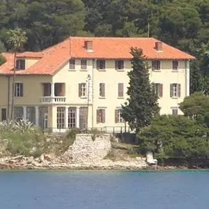 The state is selling the former "Czech Villa" barracks on the island of Vis