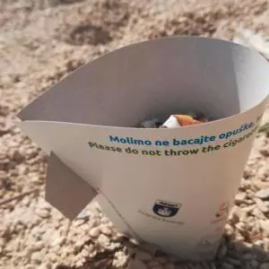 So simple, functional and ingenious - Free paper ashtrays for the beach set up in Vlašići