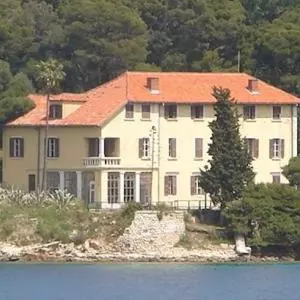 Czech villa on Vis for sale