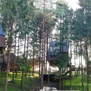 Na Plitvicama otvoren Glamping Resort s kućicama na drvetu