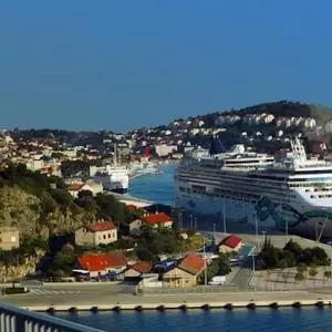 By banning the entry of cruise ships against unbalanced tourism and pollution