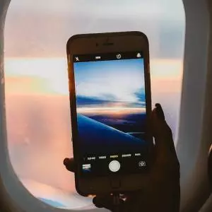 Zrakoplovni putnici u EU uskoro će moći koristiti svoje telefone u avionima