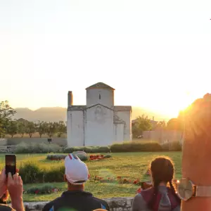 Posjetitelji promatrali putanje sunčevih zraka na prvi dan ljeta kroz prozore crkve Sv. Križa u Ninu