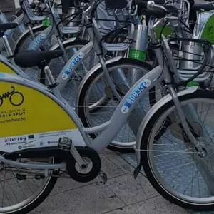U Splitu pušten u rad sustav javnih električnih bicikala