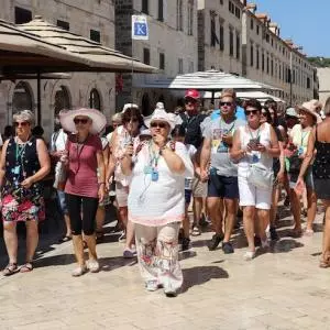 Dubrovnik pozvao turističke vodiče na suradnju s ciljem smanjenja negativnog učinka prekomjernog turizma