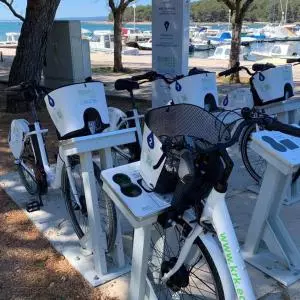 E-bicikli postaju standard svake turističke destinacije. Na otoku Krku gostima na raspolaganju 80 električnih bicikala