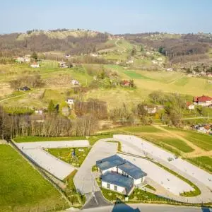 Obitelj Hažić otvorila prvi vinski kamp u Hrvatskoj