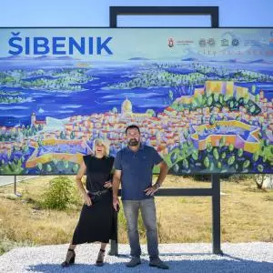 Ulje na platnu lokalne slikarice pozdravlja sve goste koji dolaze u Šibenika
