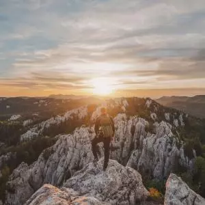 Turisti u Hrvatsku velikim dijelom dolaze radi lijepe prirode, stoga je ulaganje u planinarsku infrastrukturu vrlo važno