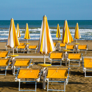 Grčka dronovima i aplikacijama uvodi red na plažama: Kazne za kršenje zakona i do 73.000 eura