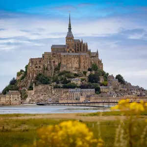 Neuravnoteženi turizam devastira povijesni lokalitet Mont-Saint-Michel. Sezonalnost i broj turista kao ključni problemi