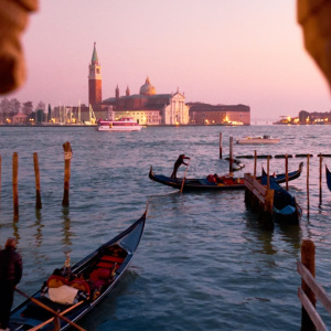 Venecija razmatra više cijene vožnji gondolama traghetti