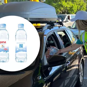 I ovaj vikend turiste dočekale bočice vode na naplatnim postajama i trajektima