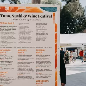 Tuna, Sushi & Wine Festival počeo u velikom stilu: Arsenal i Trg Petra Zoranića prepuni gostima i vrhunskim morskim zalogajima