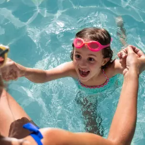 Kampanja za zabranu određenih boja kupaćih kostima koje djecu čine spasiocima manje vidljivom