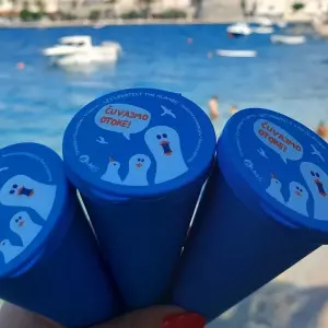 Nije sladoled, nego eko pepeljara: na Korčuli podijeljeno 2100 komada eko-bin pepeljara za plaže