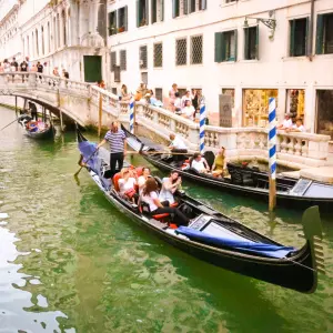 Gondolieri zabrinuti zbog dolaska Uber vodenih taksija. Toliko o održivom turizmu...