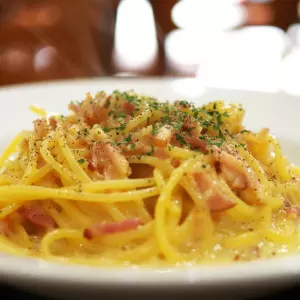 Pakt Carbonara: Zahtjev za ograničenje cijena na tjesteninu u restoranima uoči nadolazeće Svete godine