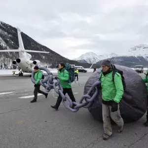 Aktivisti Greenpeacea ‘zaplijenili’ privatne zrakoplove sudionika u Davosu