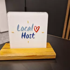 Predstavljena oznaka prepoznatljivosti smještaja u domaćinstvu: Vaš domaćin/ Local Host