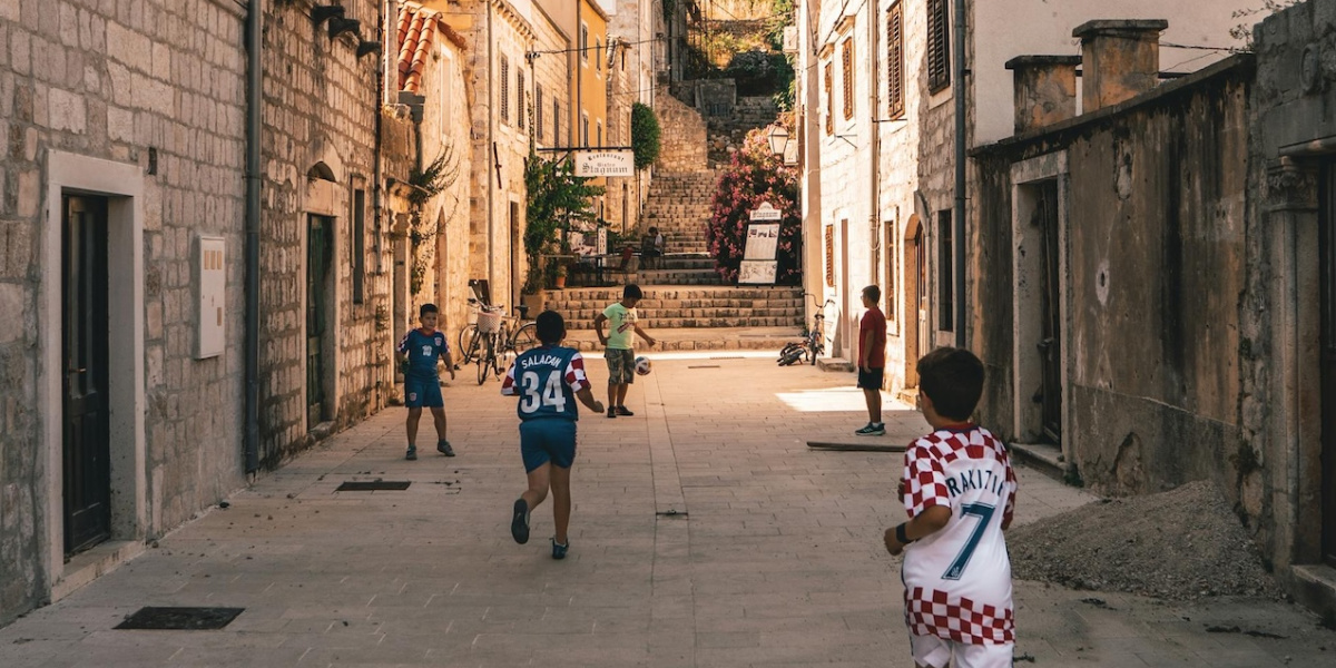 Laštik, školice, potezanje konopa vraćaju se na dalmatinske ulice ovoga ljeta