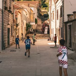 Laštik, školice, potezanje konopa vraćaju se na dalmatinske ulice ovoga ljeta