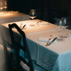 Zašto su hotelski restorani prazni, dok se za one privatne čeka red? 
