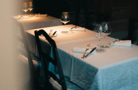 Zašto su hotelski restorani prazni, dok se za one privatne čeka red? 