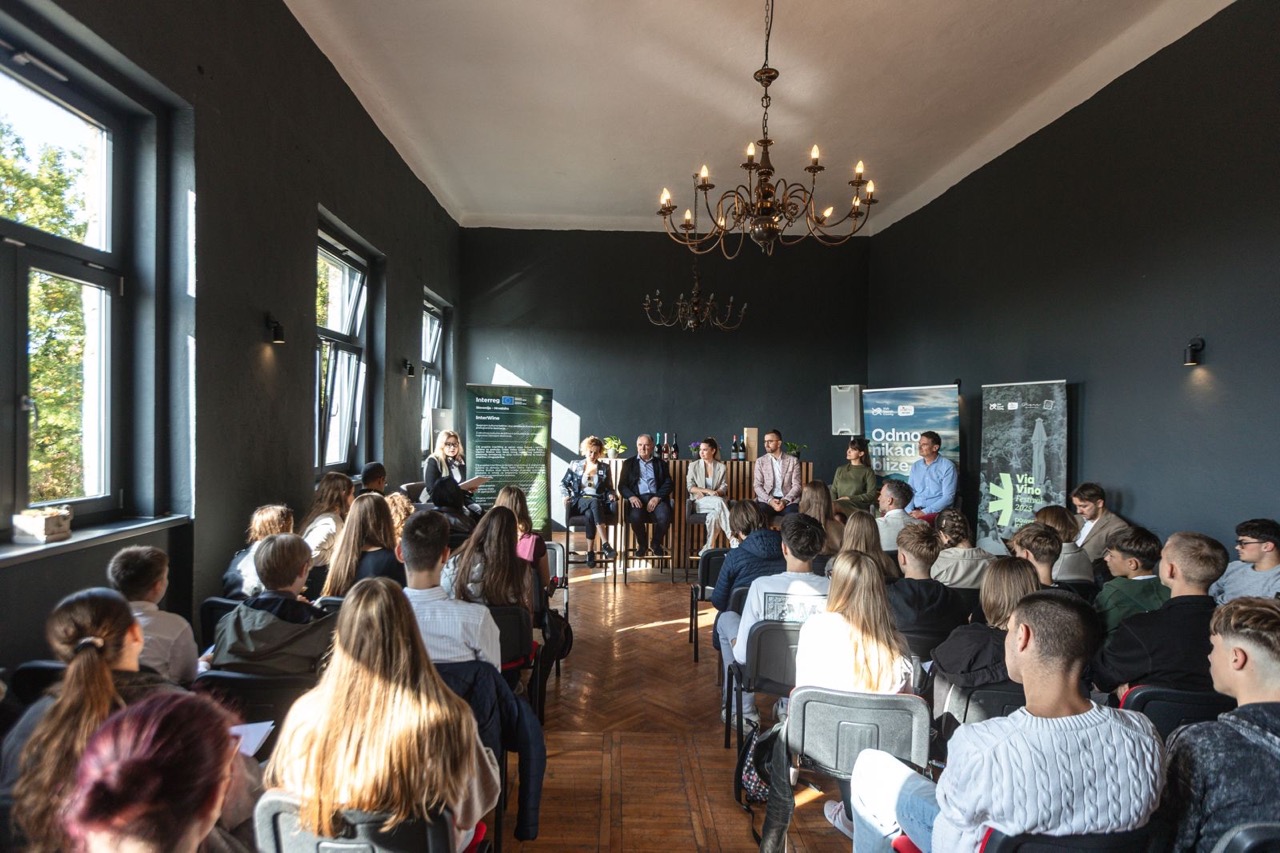 Foto panel one wine story powered by interwine large