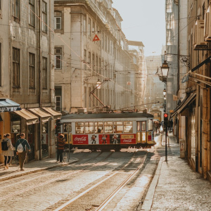 Kad zabrane ne daju rezultat: Lisabon vraća licence i prelazi na upravljanje po kvartovima