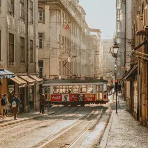 Kad zabrane ne daju rezultat: Lisabon vraća licence i prelazi na upravljanje po kvartovima