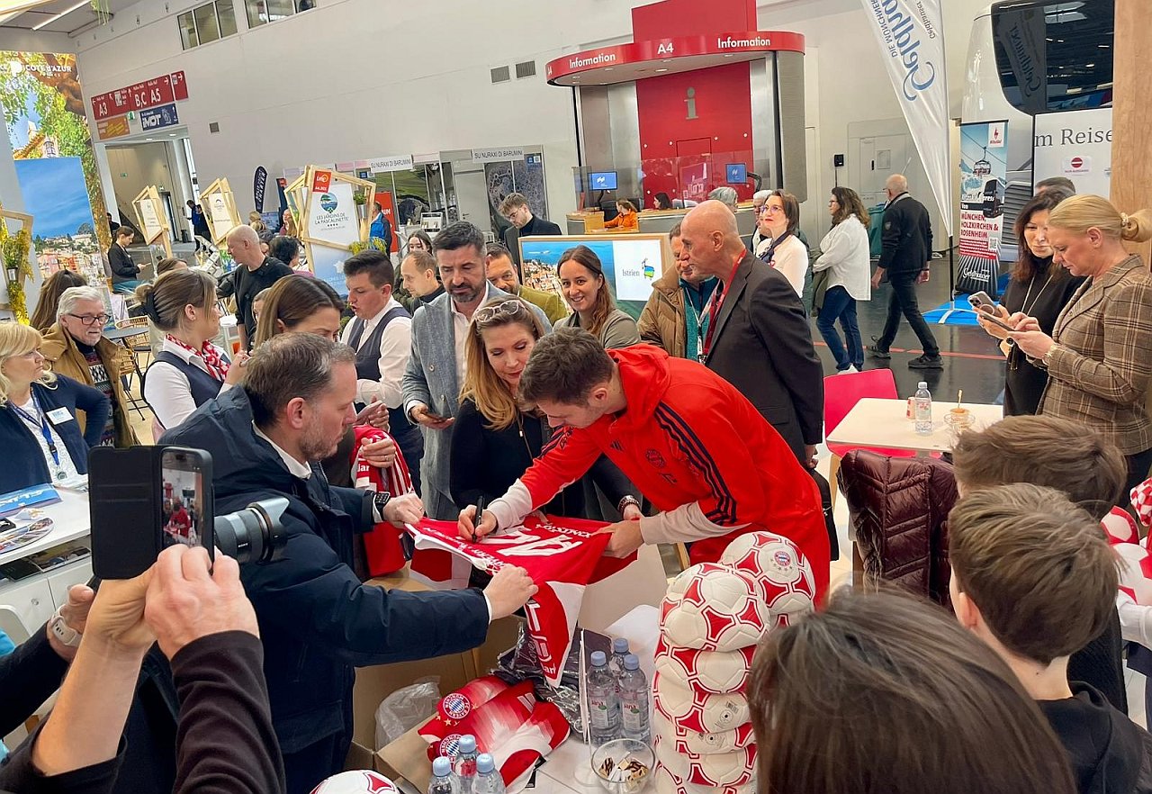 Josip stanisic na hrvatskom standu htz