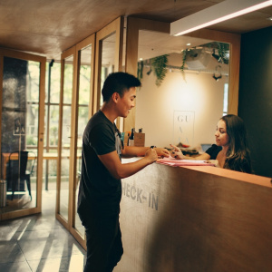 AI neće zamijeniti recepciju, nego administraciju: istraživanje pokazuje gdje hotelijeri povlače granicu