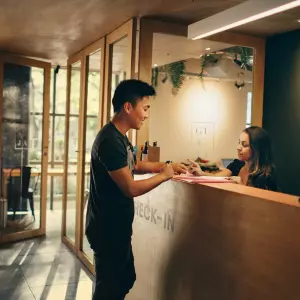 AI neće zamijeniti recepciju, nego administraciju: istraživanje pokazuje gdje hotelijeri povlače granicu