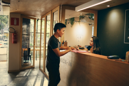 AI neće zamijeniti recepciju, nego administraciju: istraživanje pokazuje gdje hotelijeri povlače granicu
