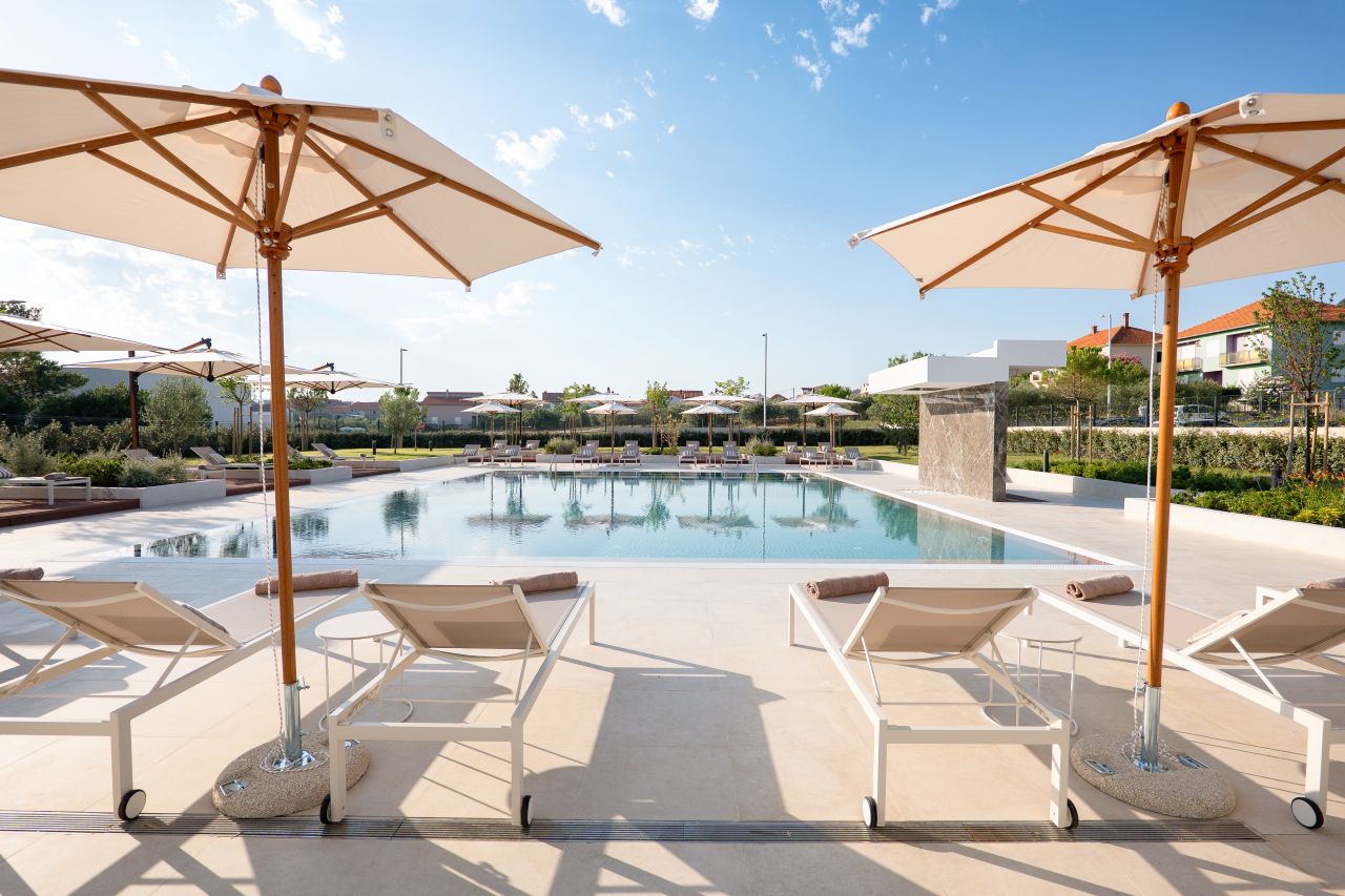 Hotel preko garden pool b