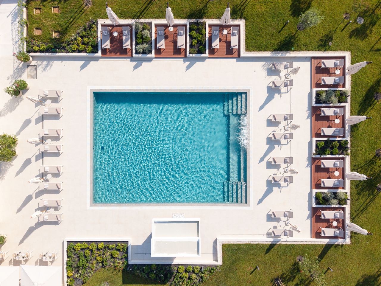 Hotel preko garden pool