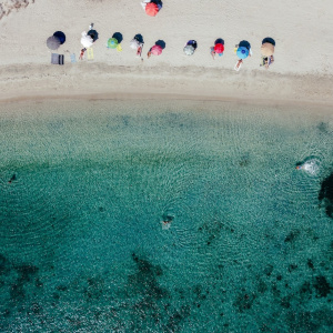 Sardinija uvodi limite na plaže: upravljanje nosivim kapacitetom kao nova turistička politika