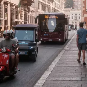 Kad turistički proizvod postane dio problema destinacije: Rim želi regulirati golf-kartove u povijesnoj jezgri