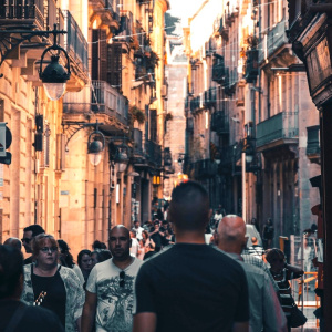 Barcelona želi turističkom pristojbom očuvati lokalne trgovine: Mogu li turisti financirati zaštitu života u gradu?